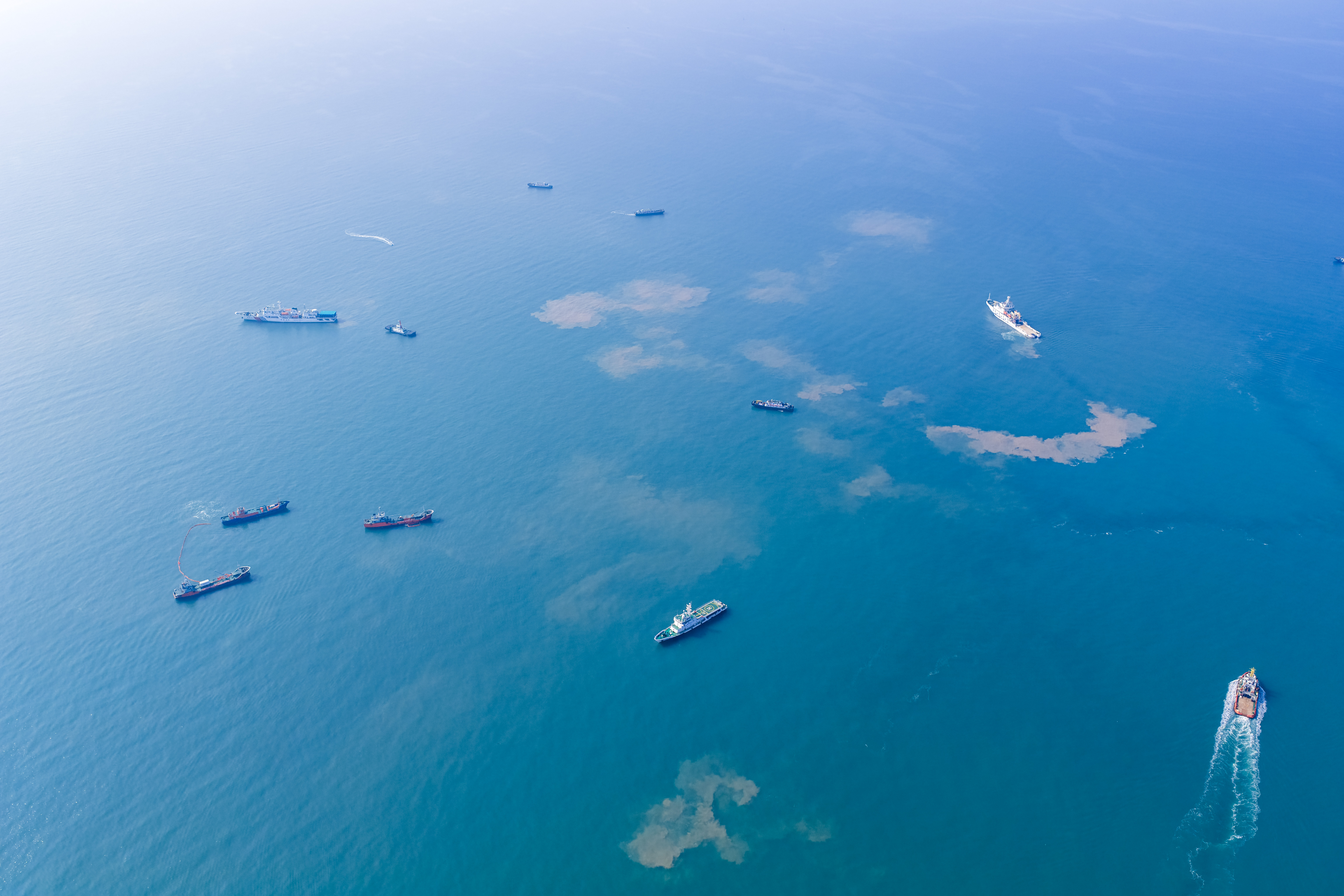 2.图为2025山东(青岛)海上风电综合应急演习全景图。本次演习是是山东海上搜救机构及海事部门举办的离岸最远的一次综合演练,也是中国北部海域规模最大、离岸最远、难度最大的海上综合应急演习。--摄 杨雪梅.jpg 2.图为2025山东(青岛)海上风电综合应急演习全景图。本次演习是是山东海上搜救机构及海事部门举办的离岸最远的一次综合演练,也是中国北部海域规模最大、离岸最远、难度最大的海上综合应急演习。--摄 杨雪梅.jpg