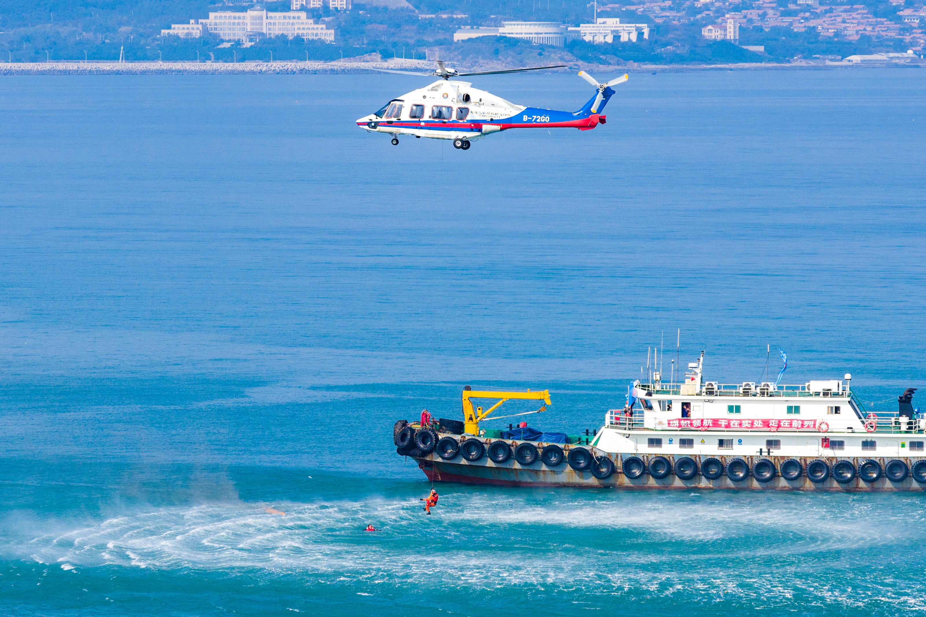 6.图为本次演习科目二“落水人员搜寻与救助”中,山东省海上搜救中心在收到求救信号后迅速行动,采用救生艇和直升机的方式,搜救落水人员。--摄 杨雪梅.jpg 6.图为本次演习科目二“落水人员搜寻与救助”中,山东省海上搜救中心在收到求救信号后迅速行动,采用救生艇和直升机的方式,搜救落水人员。--摄 杨雪梅.jpg