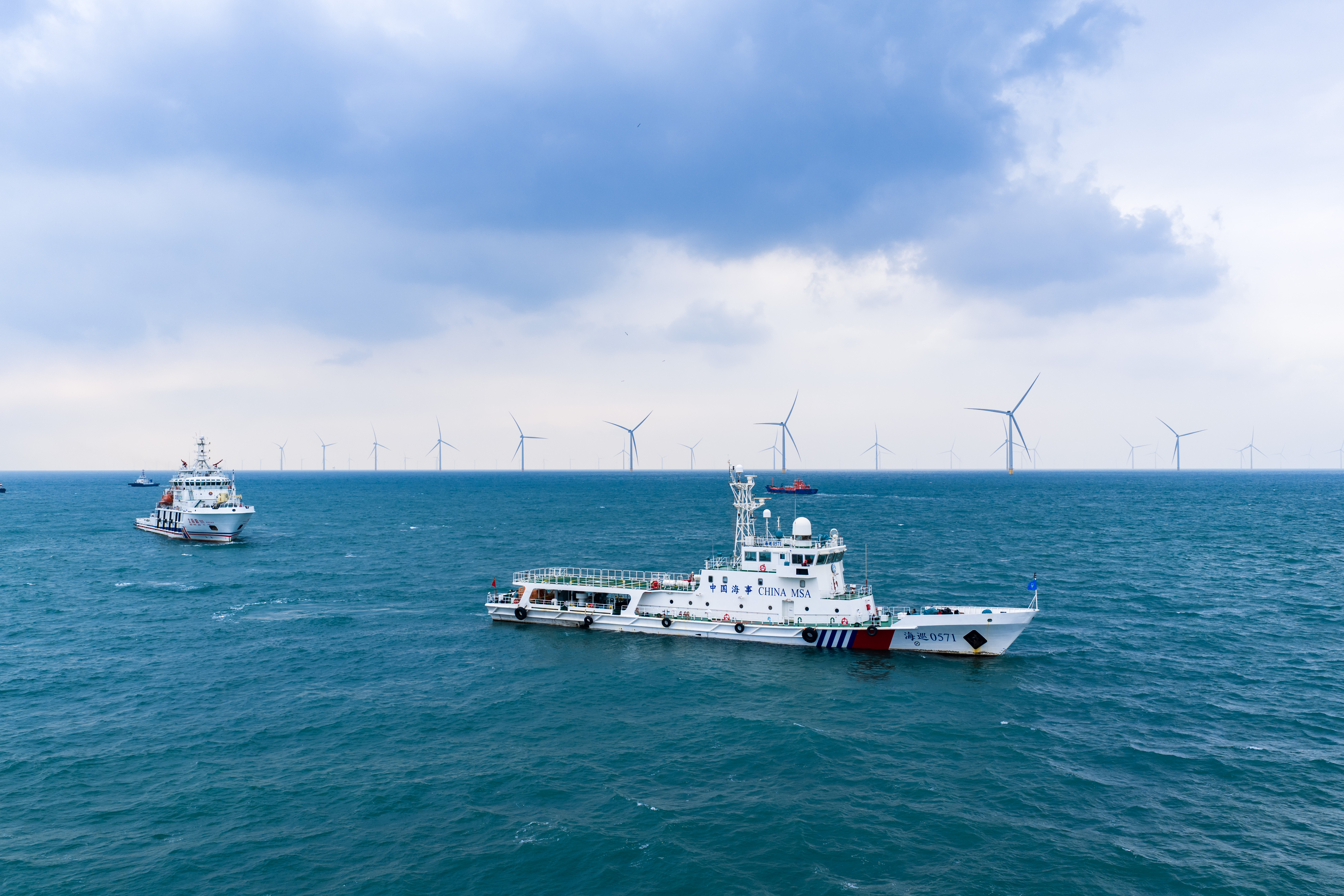 3.图为本次演习所在地,国家能源集团国华投资山东望海风电场海域。国家能源集团国华投资望海风电场水域,位于青岛市海上搜救责任区。望海风电场是全国首个离岸超30公里、水深超30米的海上风电项目,拥有全国首个无人值守智能化升压站,属于山东半岛南海上风电集群,总装机容量超300万千瓦,可满足800万普通城镇居民一年的用电需求,承担着保障青岛、威海、烟台三市的能源供应。--摄 杨雪梅.jpg 3.图为本次演习所在地,国家能源集团国华投资山东望海风电场海域。国家能源集团国华投资望海风电场水域,位于青岛市海上搜救责任区。望海风电场是全国首个离岸超30公里、水深超30米的海上风电项目,拥有全国首个无人值守智能化升压站,属于山东半岛南海上风电集群,总装机容量超300万千瓦,可满足800万普通城镇居民一年的用电需求,承担着保障青岛、威海、烟台三市的能源供应。--摄 杨雪梅.jpg