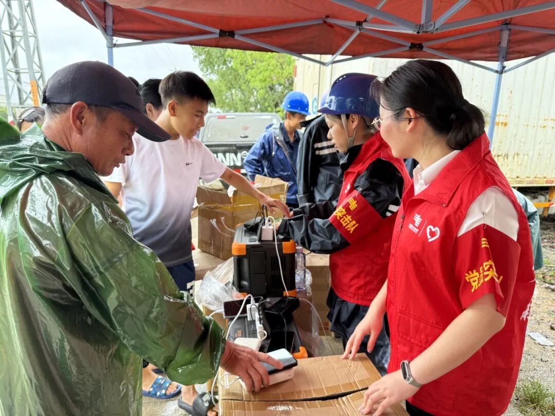 志愿者在便民充电点有序引导村民排队充电、维持现场秩序.jpg