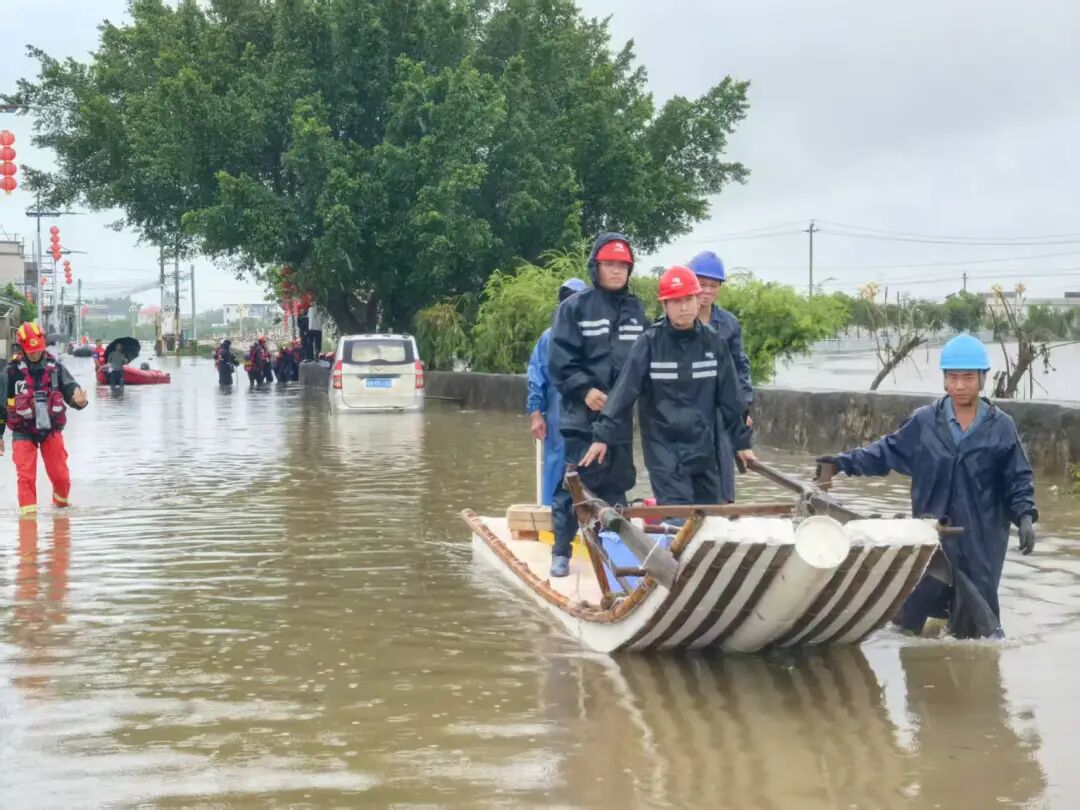 抢修队员搭乘简易浮筏深入积水腹地.jpg