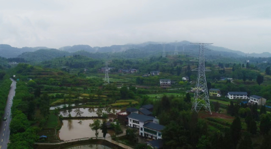 　　图为川渝特高压交流工程塔基施工现场。铜梁区委宣传部供图