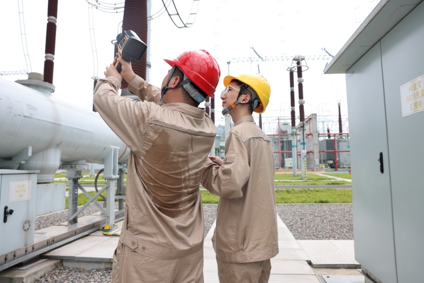 工作人员对站内重点保电线路开展红外测温。肖力姝摄