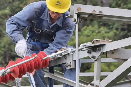 近日,南方电网广西贺州供电局顺利完成220千伏道黄牵线融冰改造工程。钟春云摄