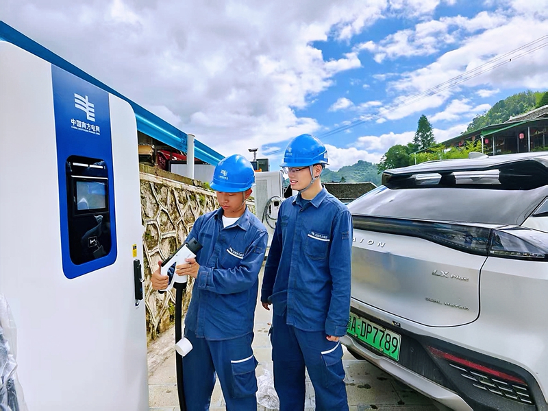 在铜仁市石阡县龙塘镇困牛山村，南方电网贵州铜仁石阡供电局工作人员检查充电桩。 任俊旭 摄.jpg