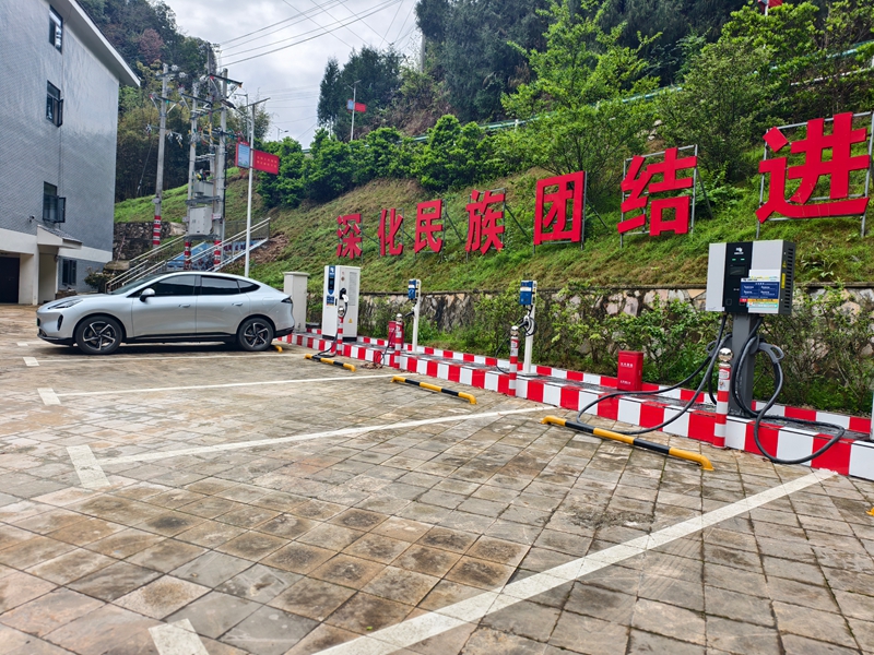黔南州罗甸县沫阳镇麻怀村的充电桩。白洪卫 摄.jpg