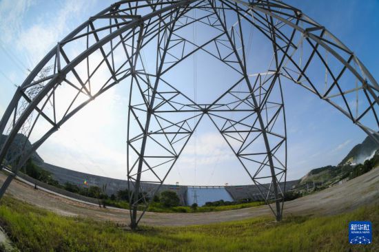 　　这是9月9日在埃塞俄比亚本尚古勒-古马兹州拍摄的“复兴大坝”的输电线路铁塔。新华社发（迈克尔·特韦尔德摄）