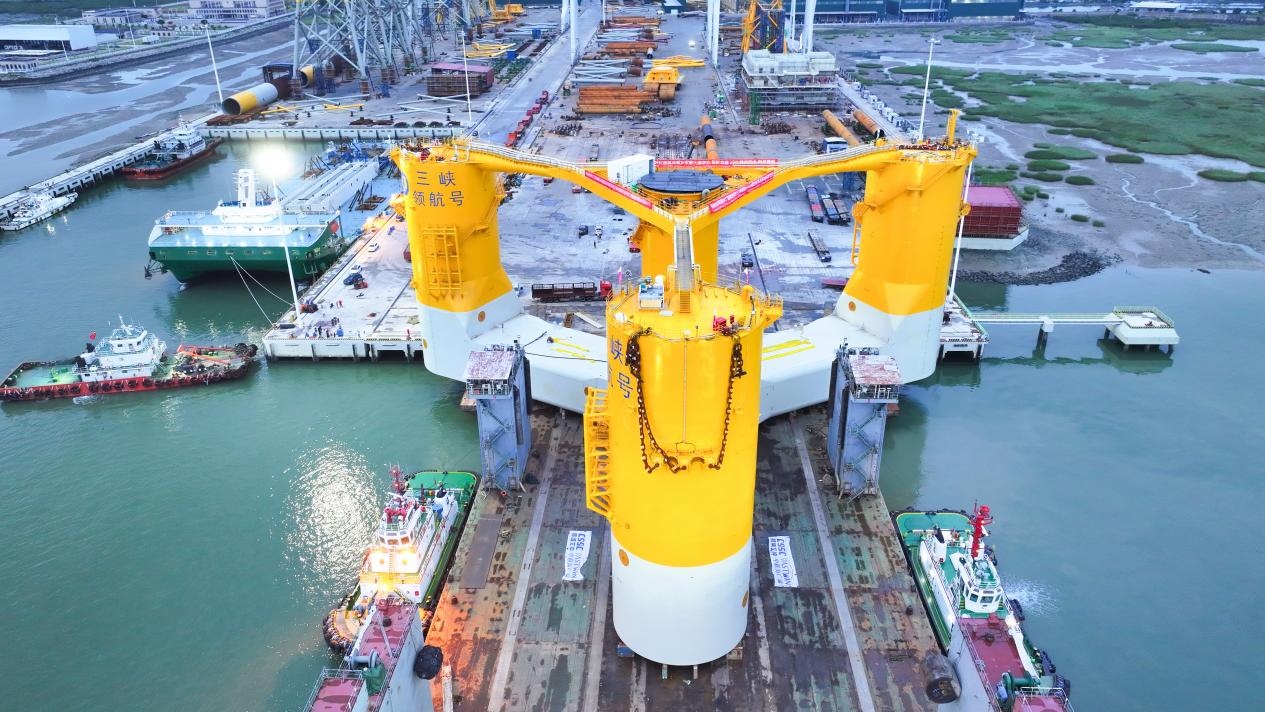 “三峡领航号”风电平台在北海安全转运