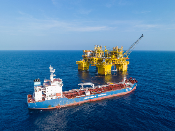 穿梭油轮正在与“深海一号”能源站对接输油。受访者供图