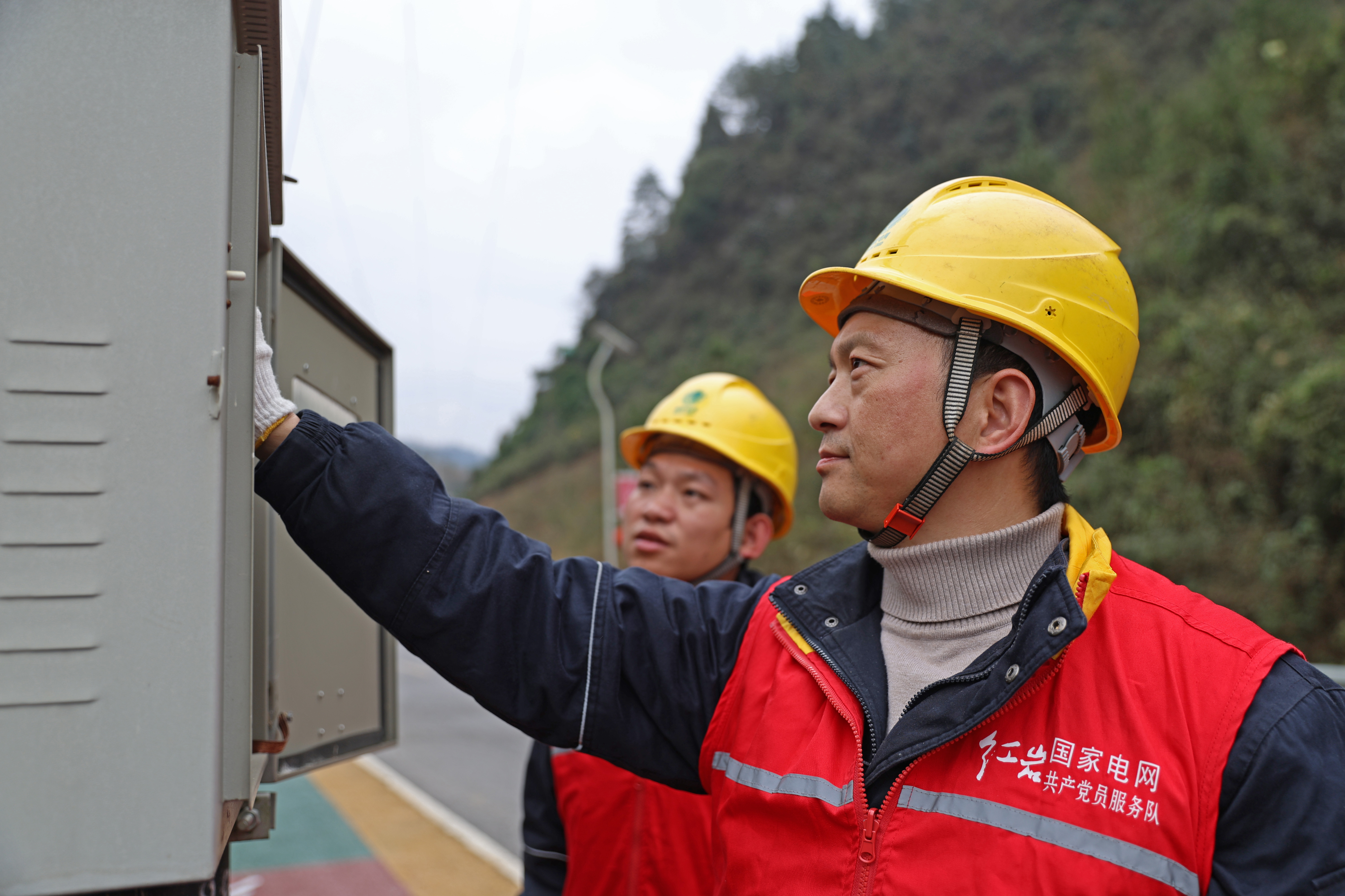 2024年3月13日，在重庆市彭水苗族土家族自治县善感乡桂花村黄精育苗基地，“电管家”们来到这里检查育苗大棚的用电设施，确保育苗基地用上安全电、放心电。 (4)摄影：赵勇.jpg