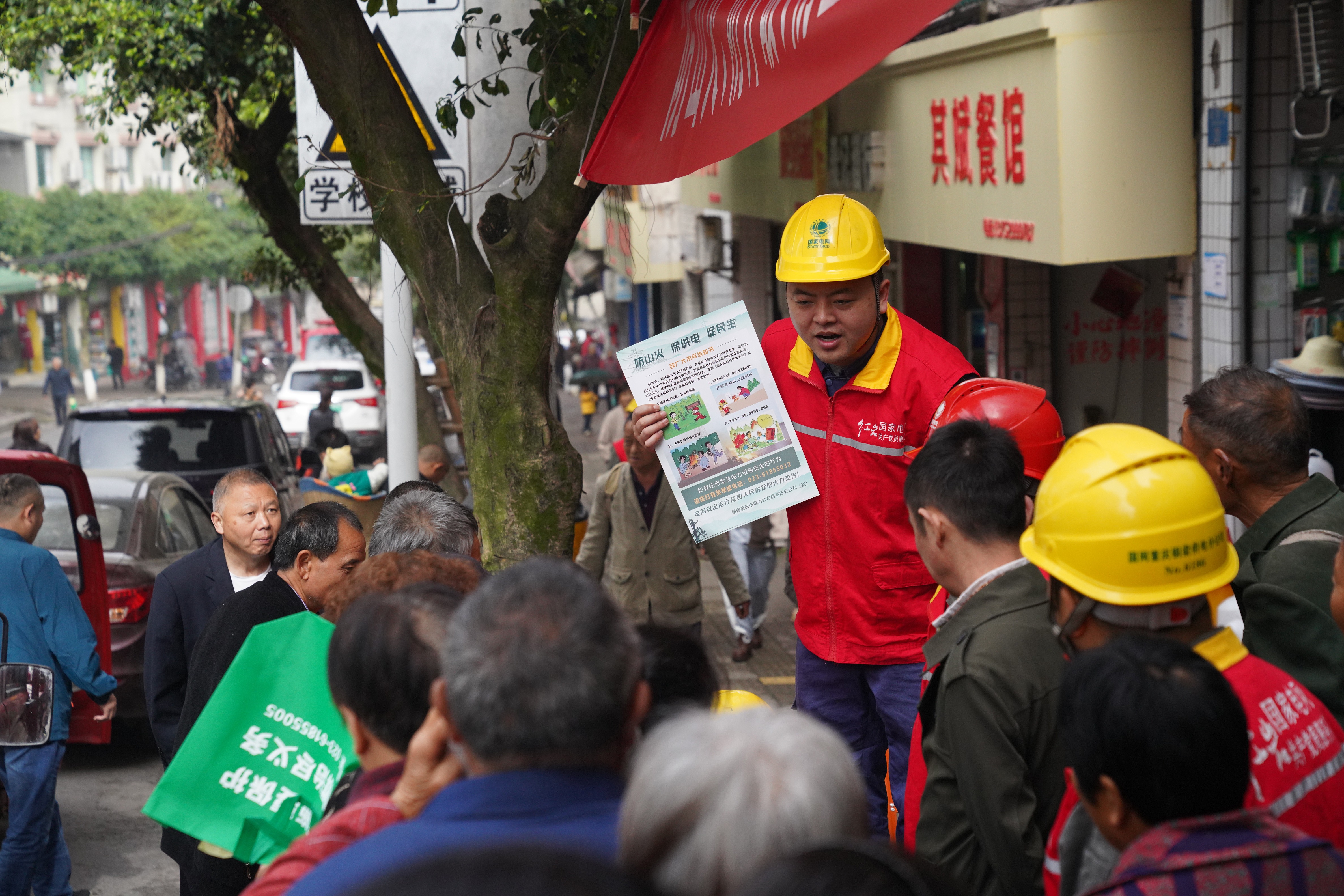 4月1日，重庆铜梁供电公司与铜梁区高压输电通道联合防控机制办公室成员单位，在永嘉镇开展了清明节前高压输电通道“防山火、防外破、防空飘”宣传。（颜玲莉）.JPG