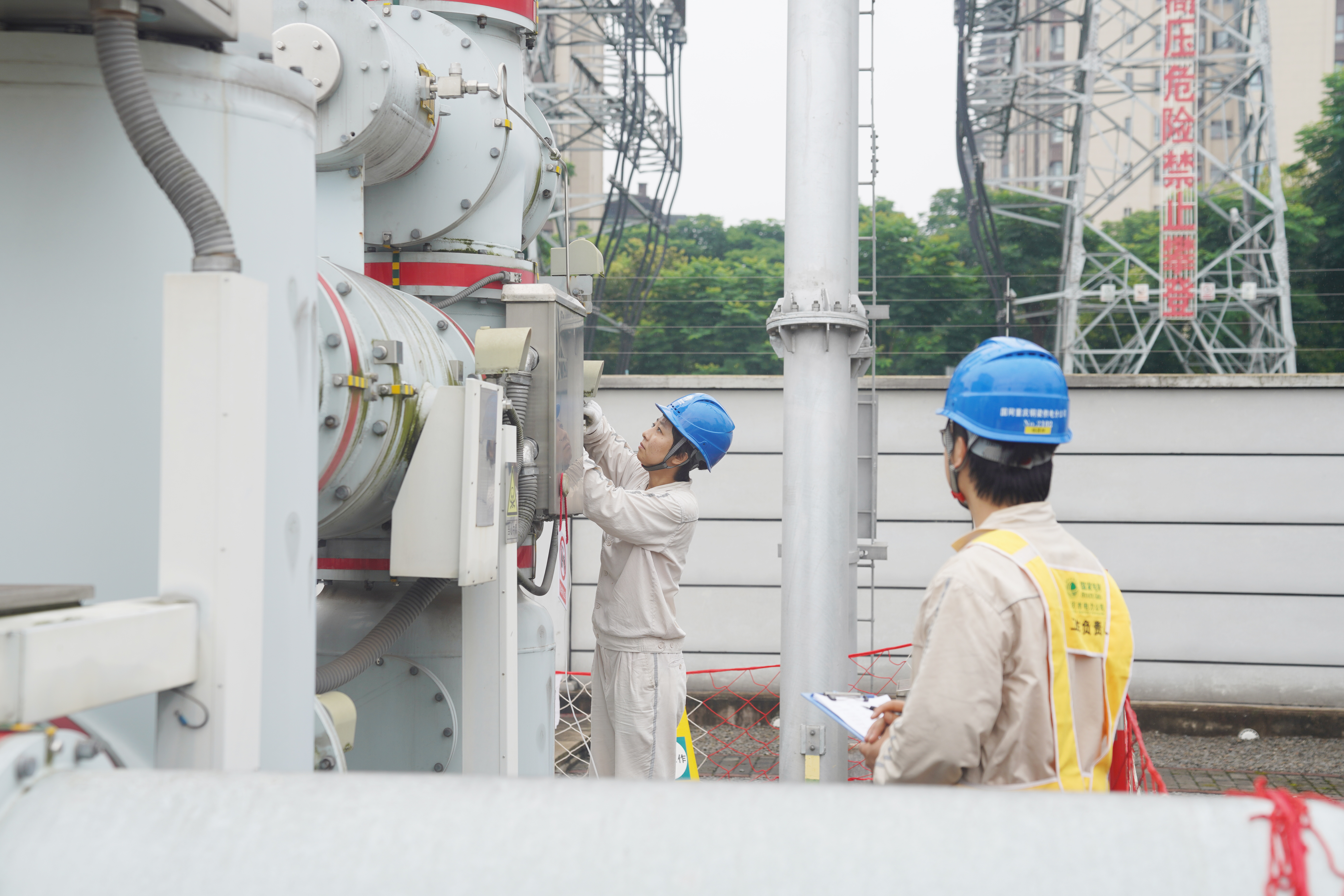 6月19日，国网铜梁供电公司员工于倩倩、杨易林等在110千伏玉泉变电站开展定检预试工作。 (2).JPG