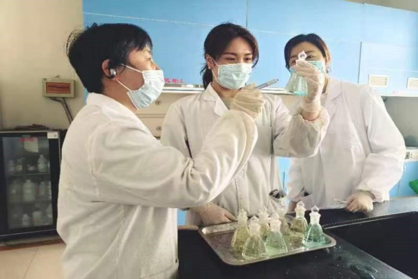 图为班组人员在进行样品化验.jpg