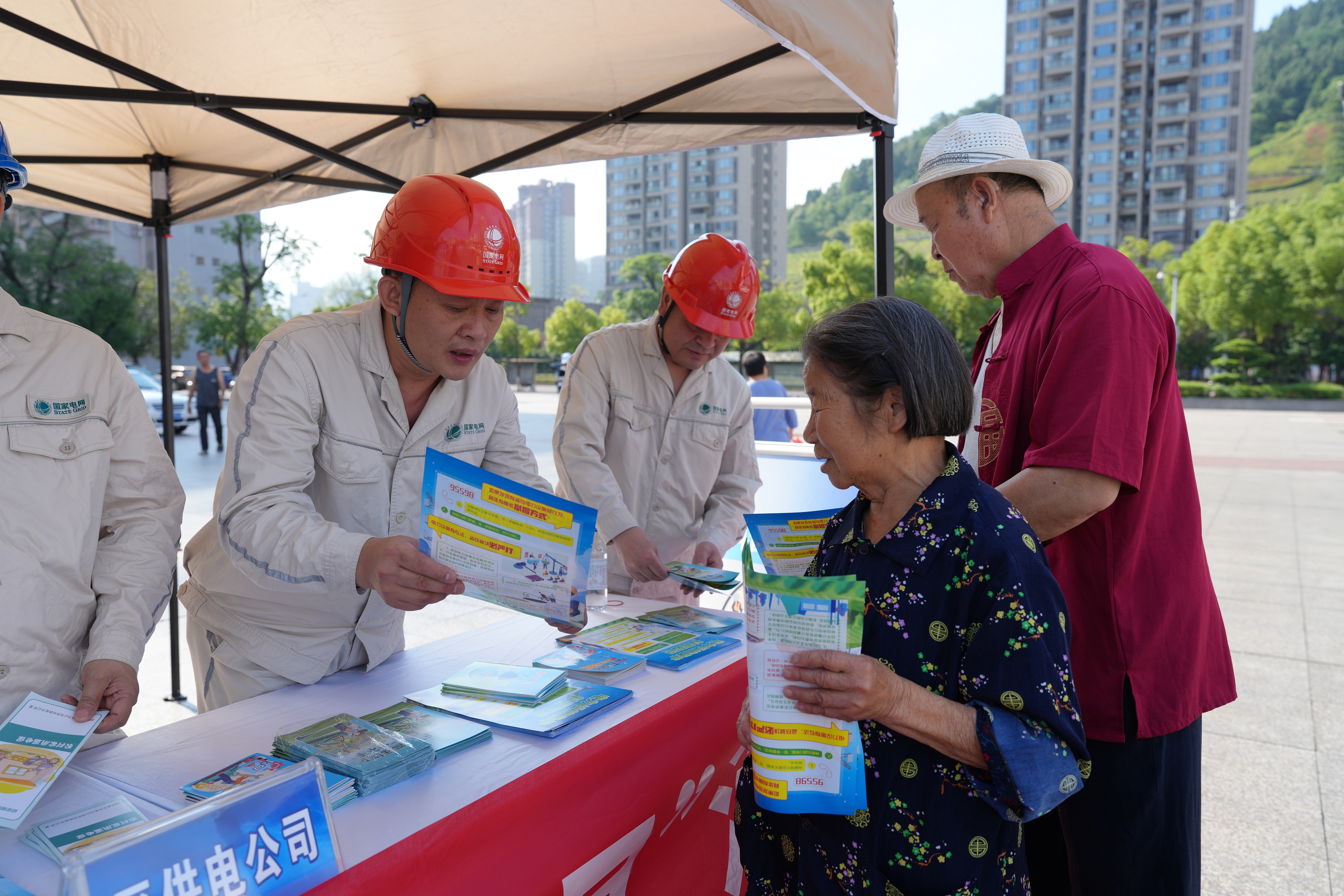 6月15日，国网重庆开州供电公司供电员工在开州云枫广场科普安全用电知识（张俊凯 摄）.JPG