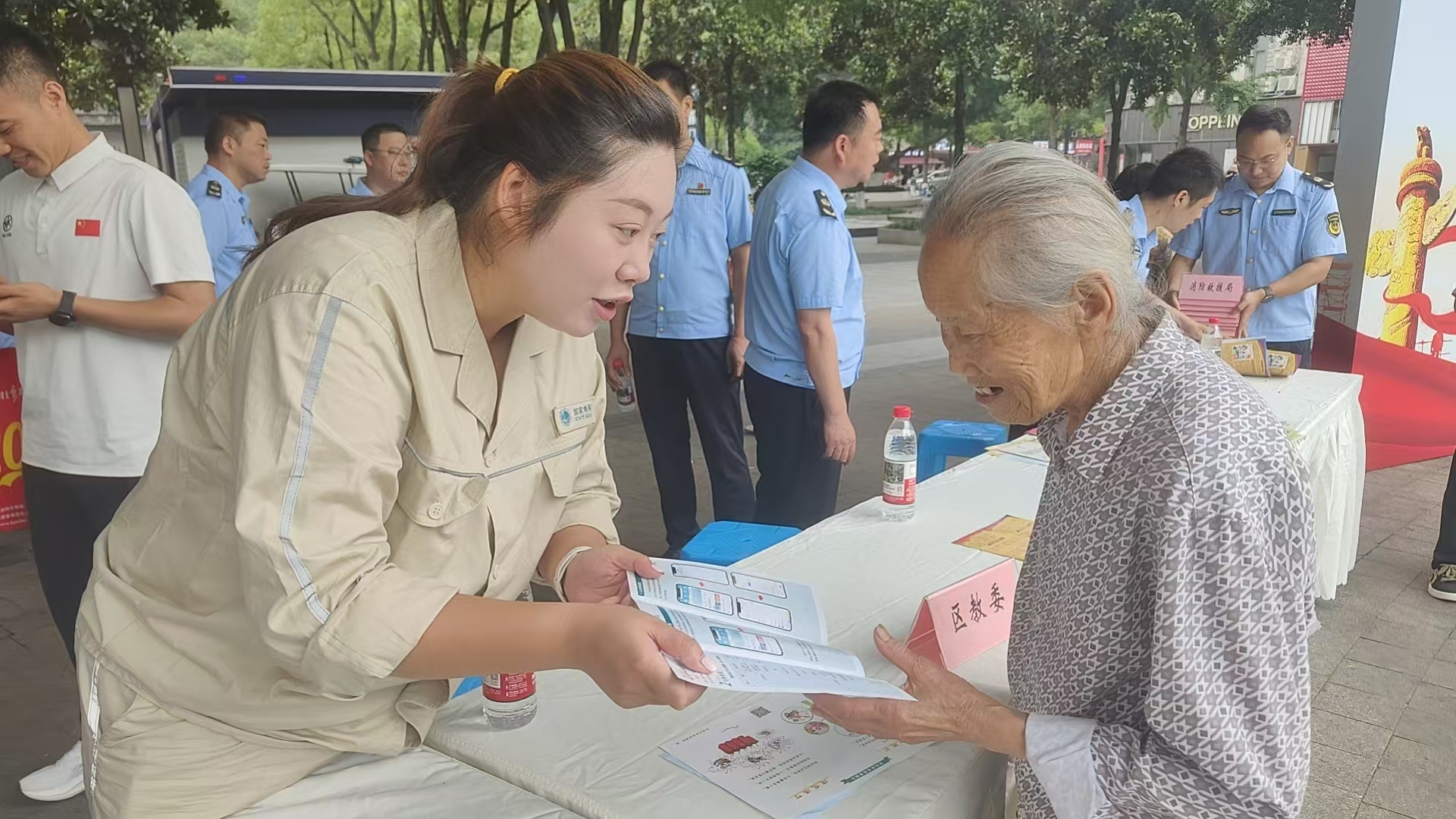 616城南低压营配服务班在嘉陵风情步行街开展宣传咨询日活动.jpg