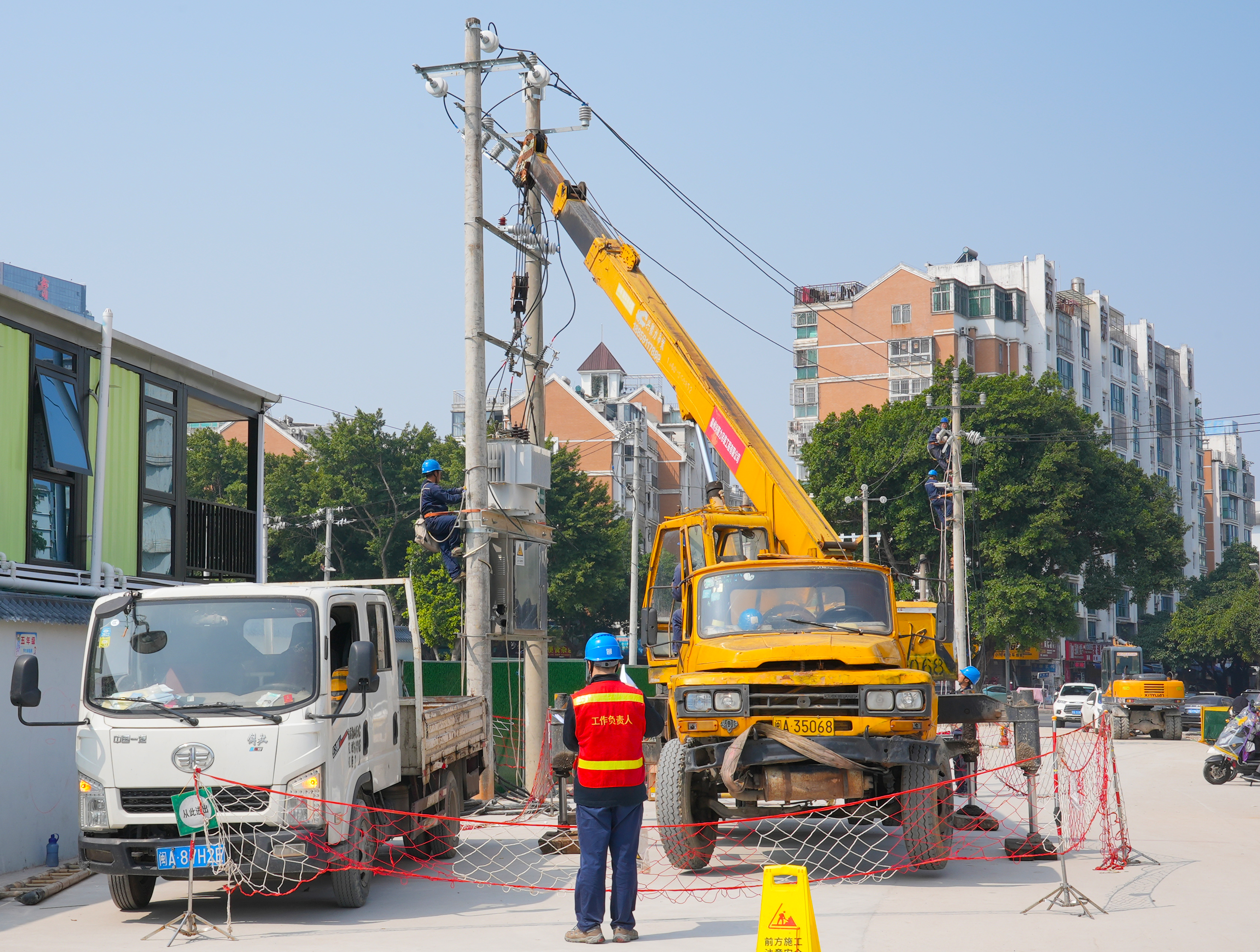 3月8日国网福州供电公司施工人员在福州市晋安区福光南路移装10千伏远西6号配变（陈德钧）.jpg