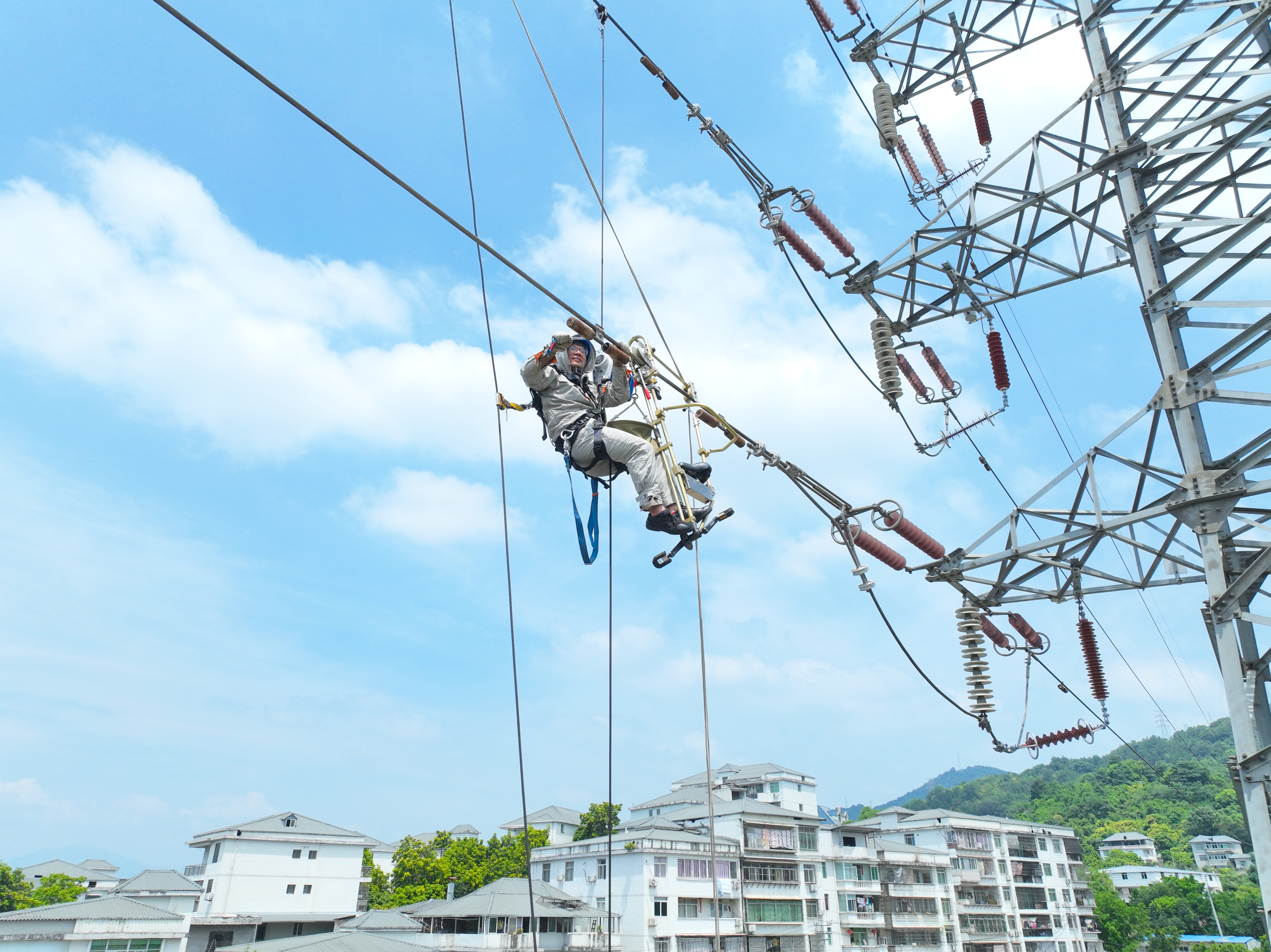 7月15日国网福州供电公司输电带电作业人员在福州市闽侯县荆溪镇永丰村110千伏塔铜Ⅰ路12号塔带电对移位的防震锤进行复位（陈德钧）.jpg