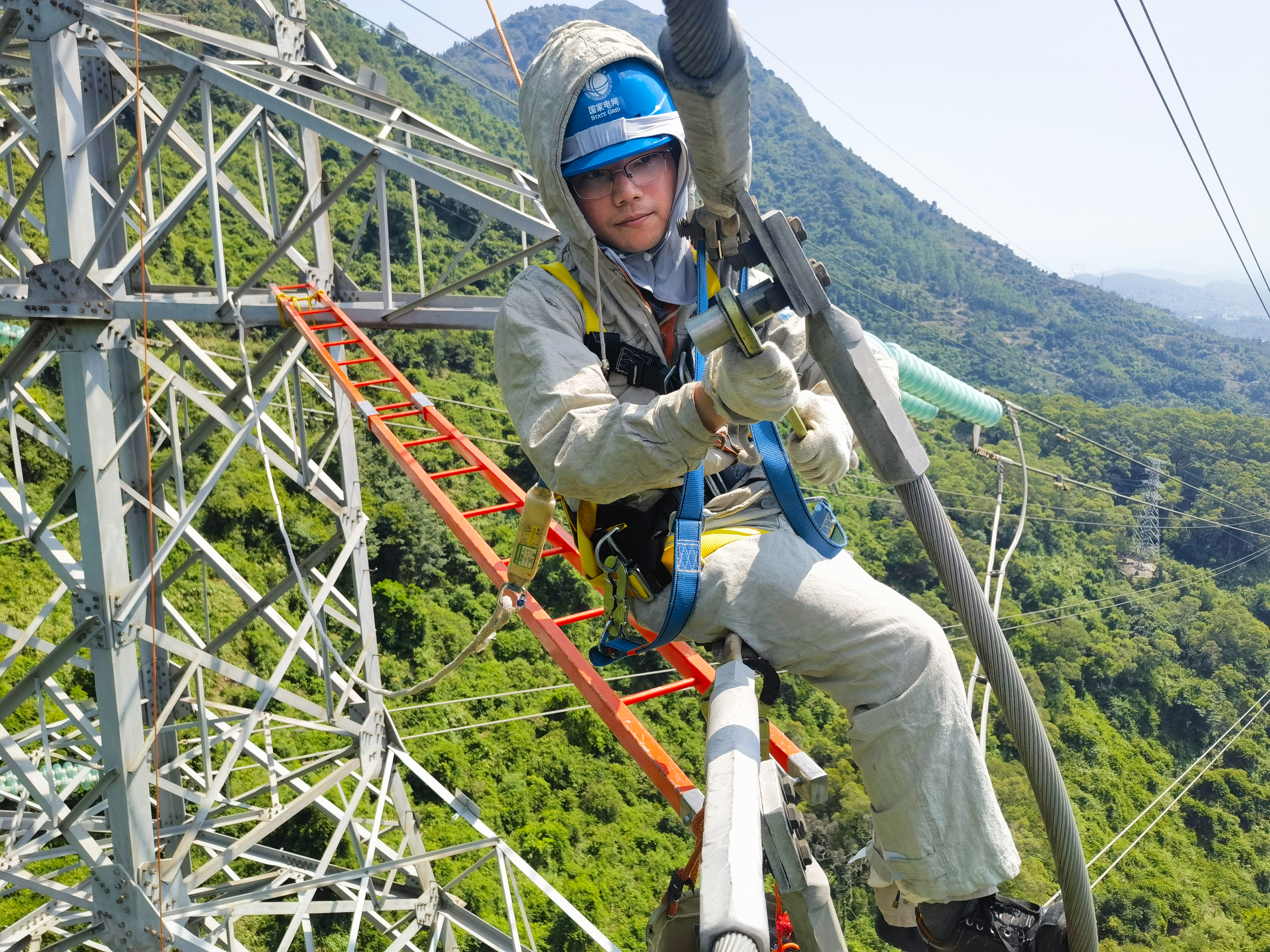 8月7日国网福州供电公司输电带电作业人员在福建省福州市闽侯县祥谦镇虎山村220kV东苗II路30号塔带电检修耐张线夹（陈德钧）1.jpg