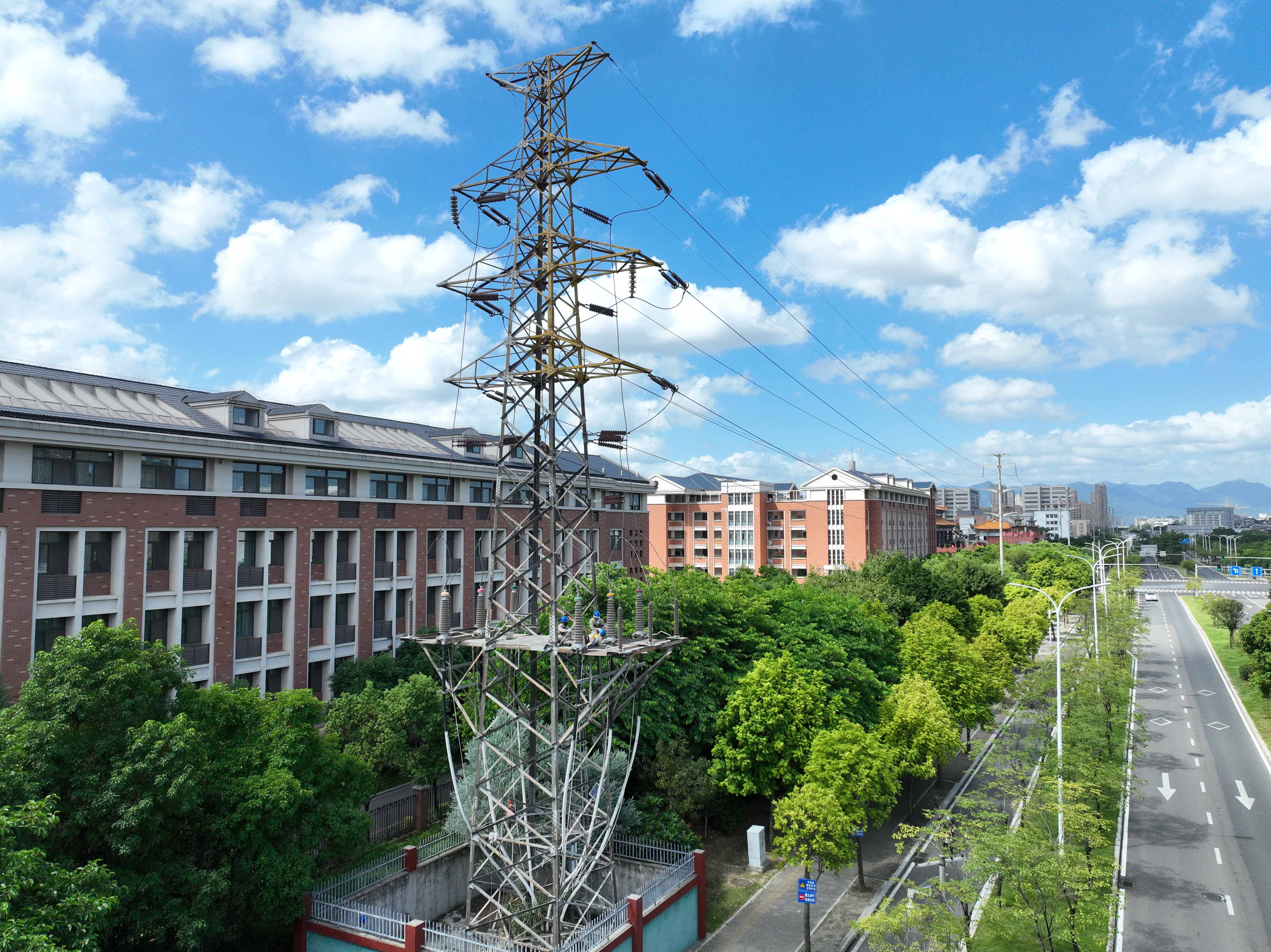 9月18日国网福州供电公司输电带电作业一班在福建省福州市仓山区北园路对110千伏先上线1号电缆终端护层接地线进行检修（陈德钧）3.jpg