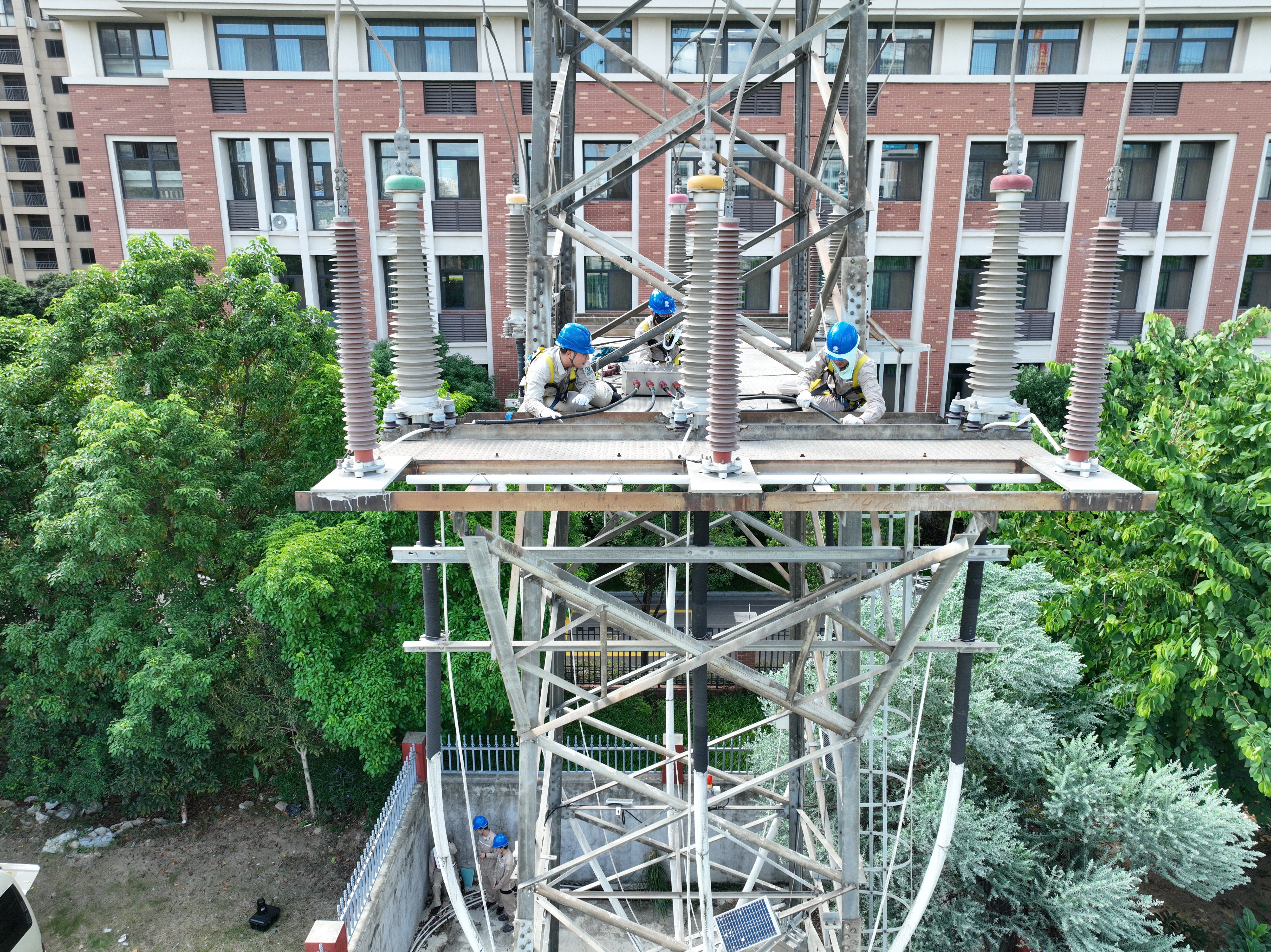 9月18日国网福州供电公司输电带电作业一班在福建省福州市仓山区北园路对110千伏先上线1号电缆终端护层接地线进行检修（陈德钧）1.jpg