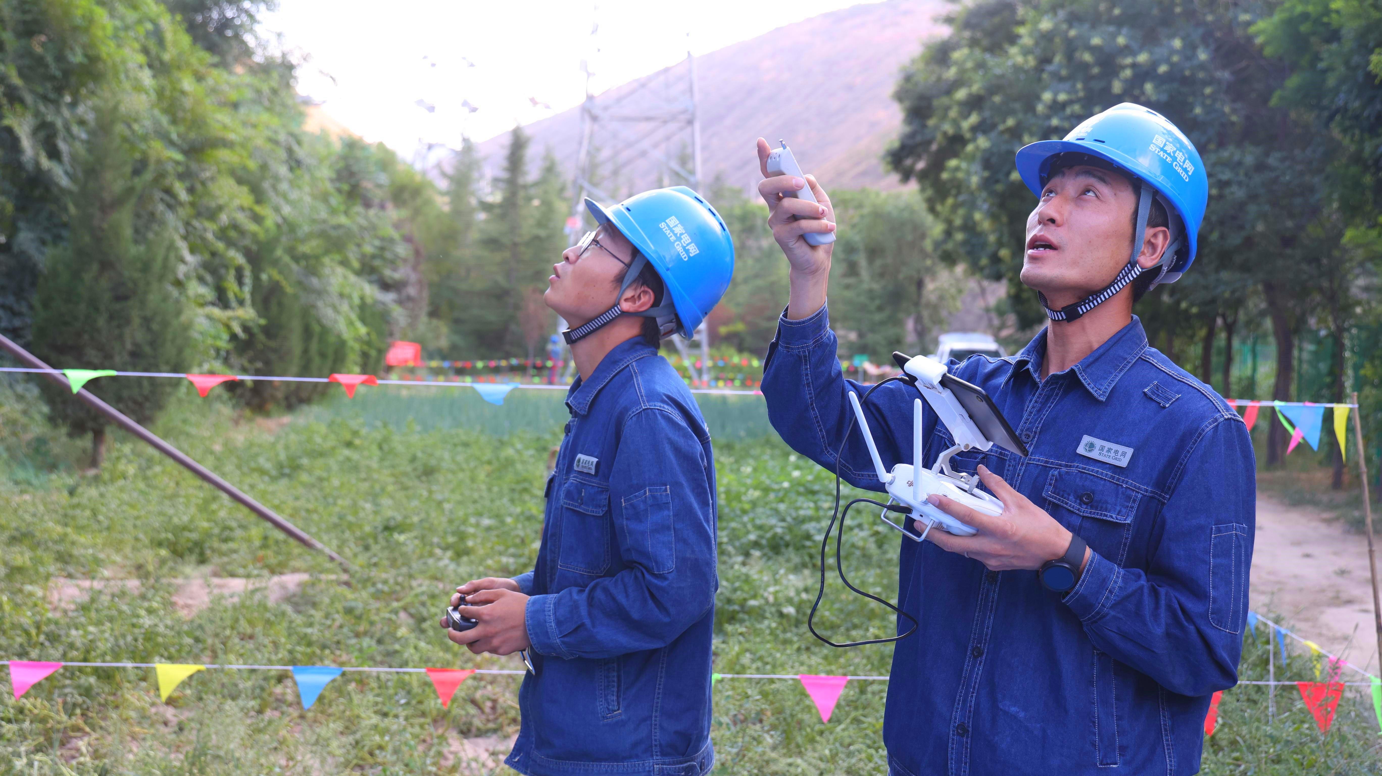 8月25日，国网兰州供电公司工作人员在兰州石板山输电线路技能培训基地使用“‘欧姆双翼式’无人机接触式验电器及接地装置”完成高空输电线路的接触式验电及接地。李小东摄 (1).jpg