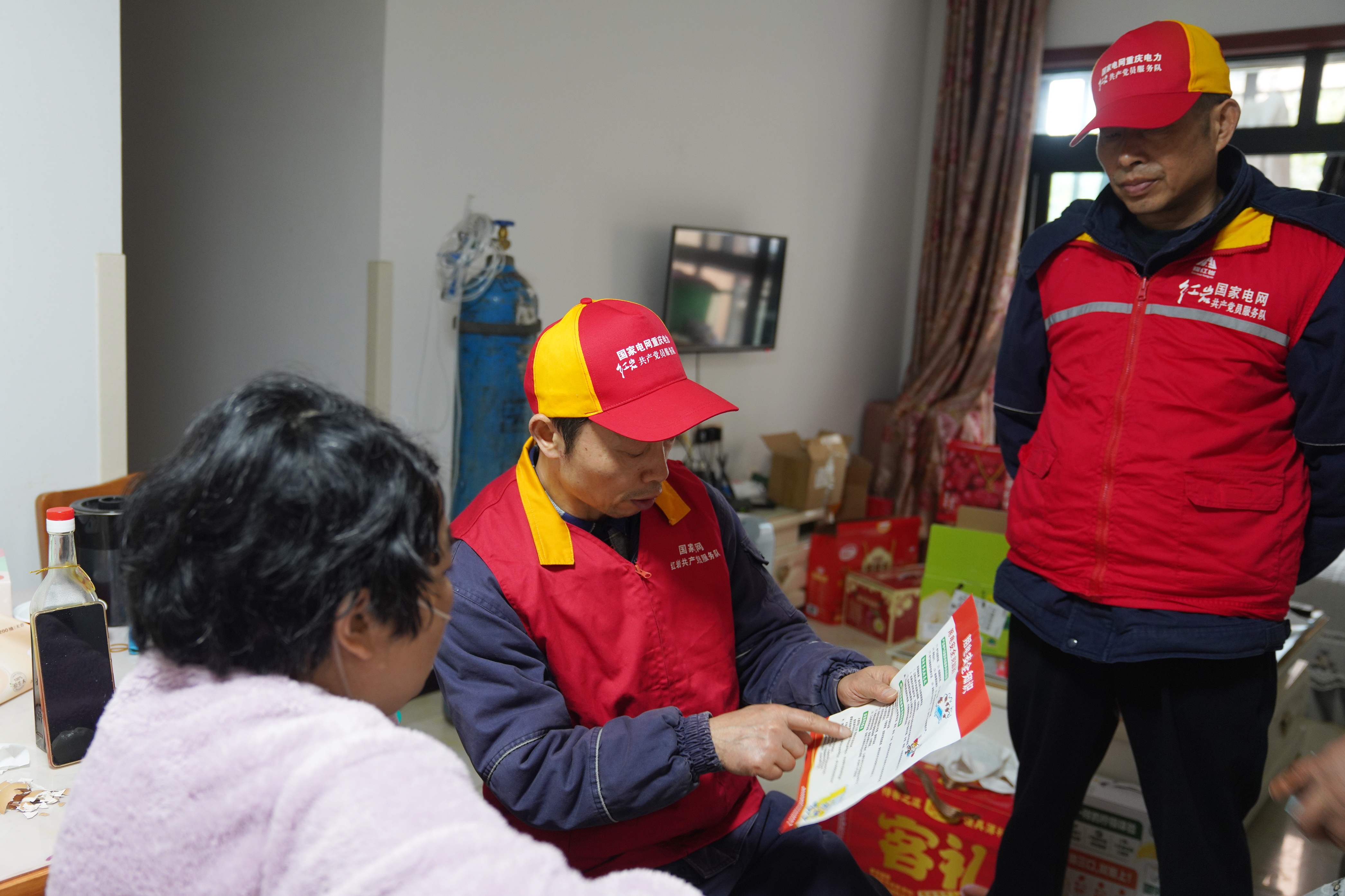 国网铜梁供电公司员工前往蒲吕街道为呼吸机使用者上门开展安全用电知识宣传。（颜玲莉）.JPG